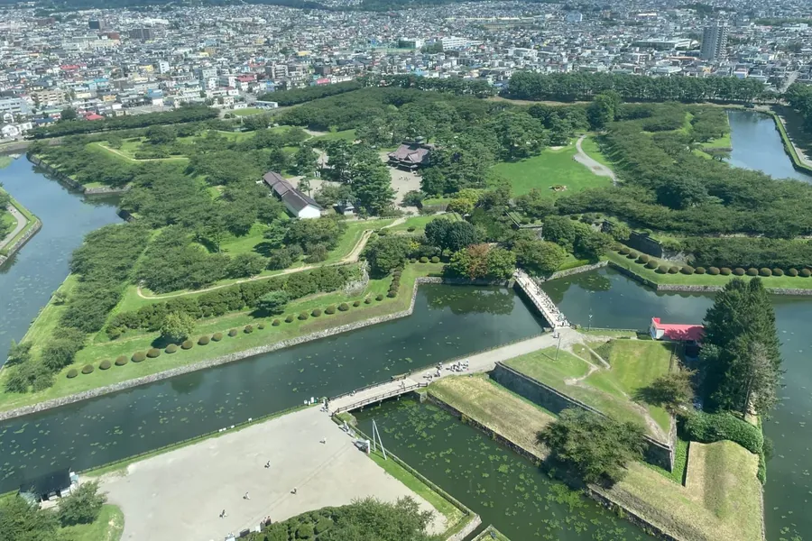 五稜郭タワーから見下ろした、星の形の五稜郭の角と函館の町。